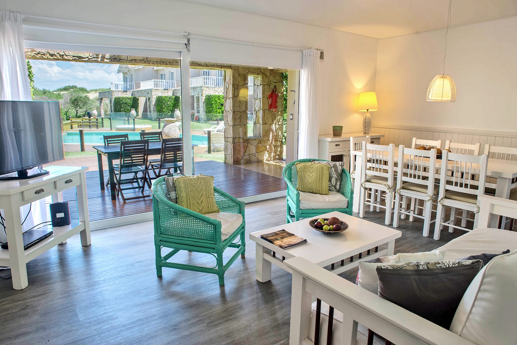 Estar-comedor con salida al deck, unidad 11.