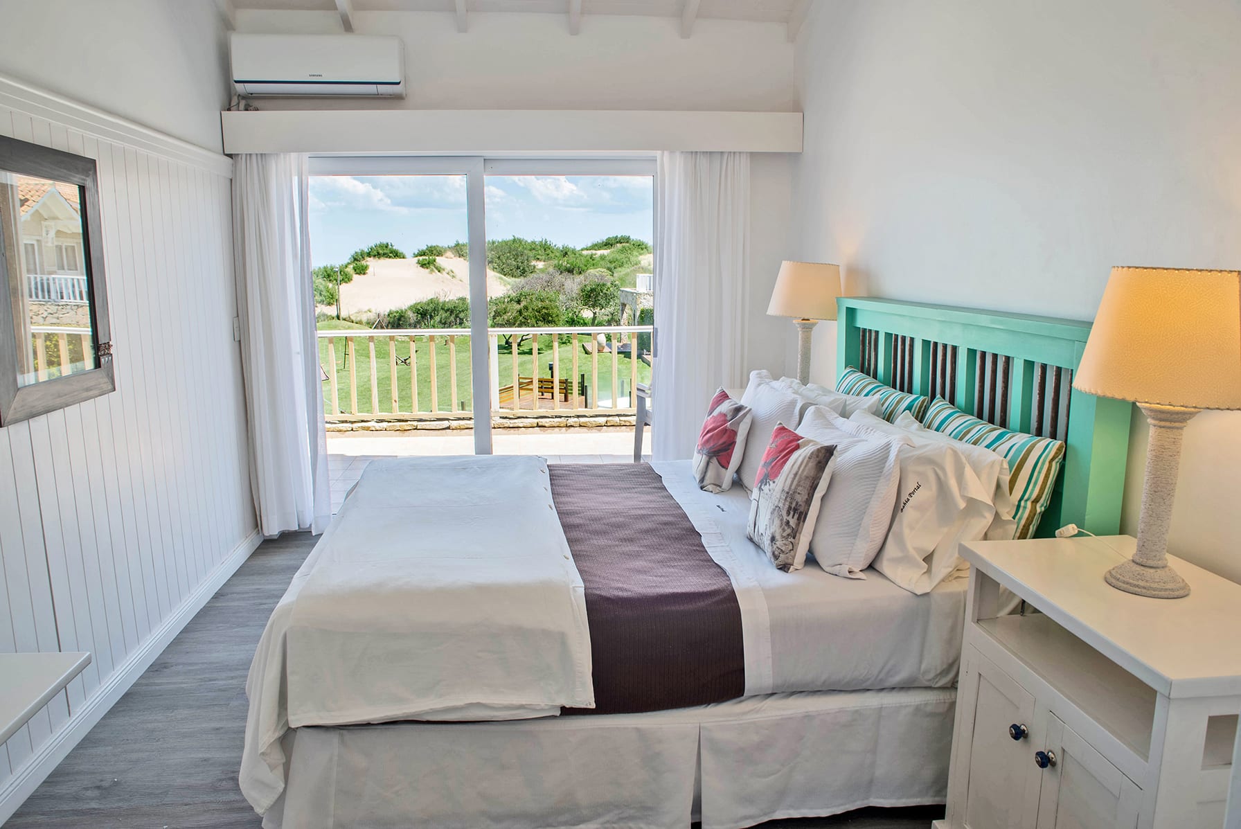 Dormitorio con balcón, unidad 11.