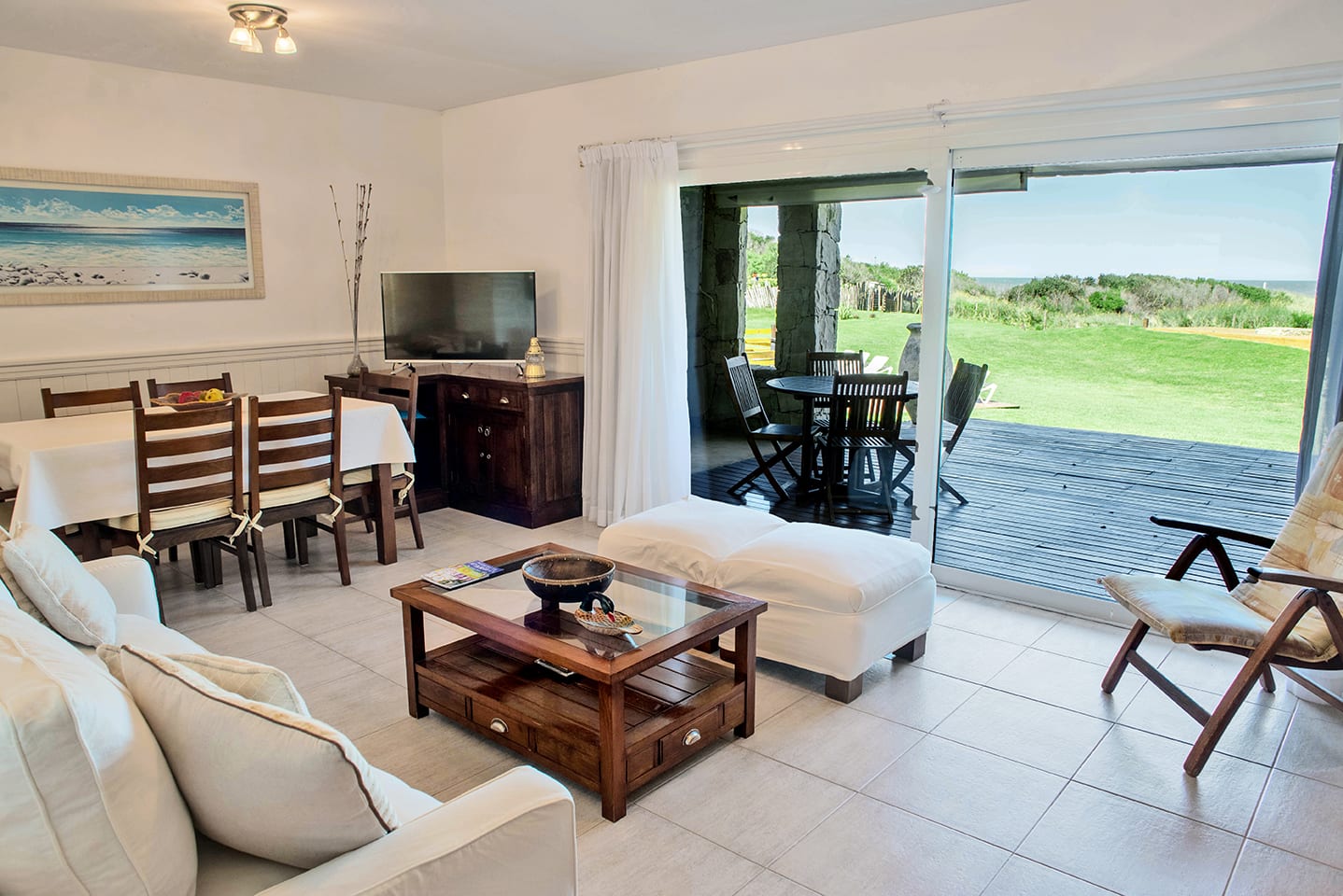 Estar-comedor con salida al deck, unidad 2.