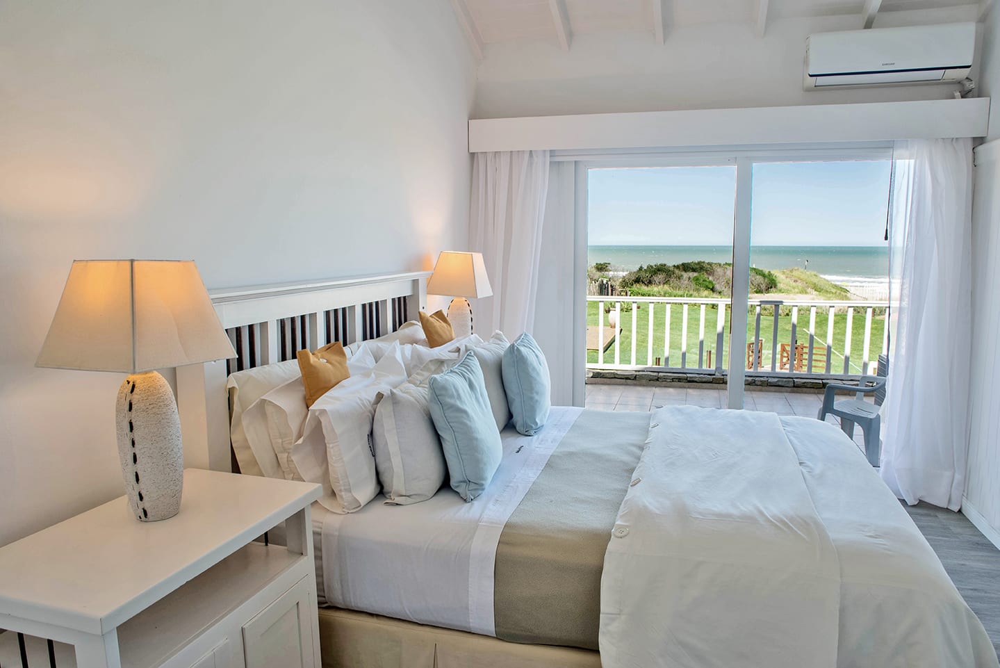 Dormitorio con vista al mar, unidad 5.