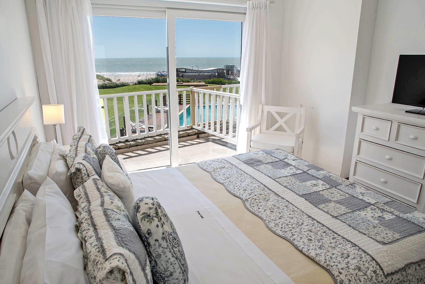 Dormitorio con balcón al mar, unidad 7.