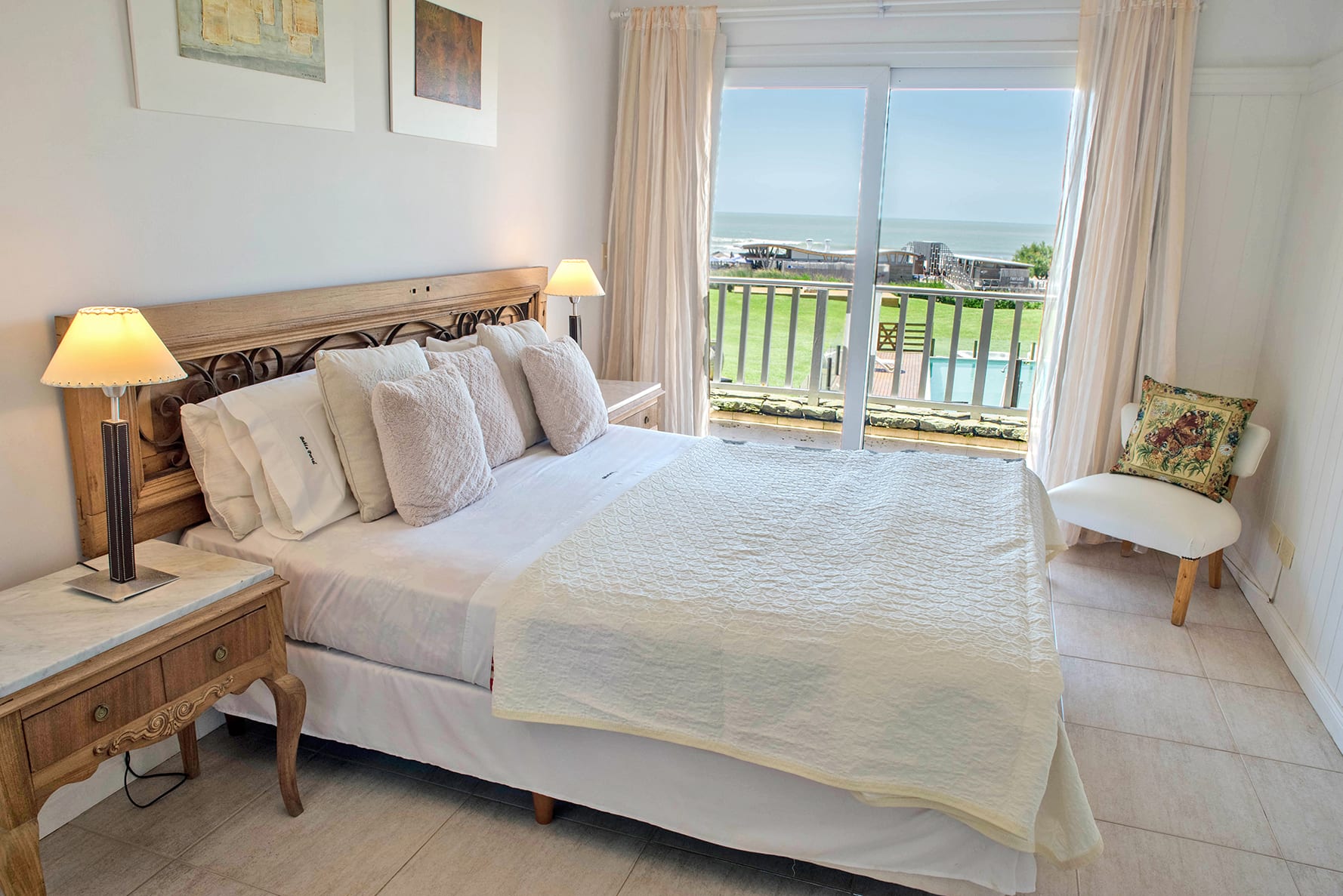 Dormitorio con balcón al mar, unidad 8.
