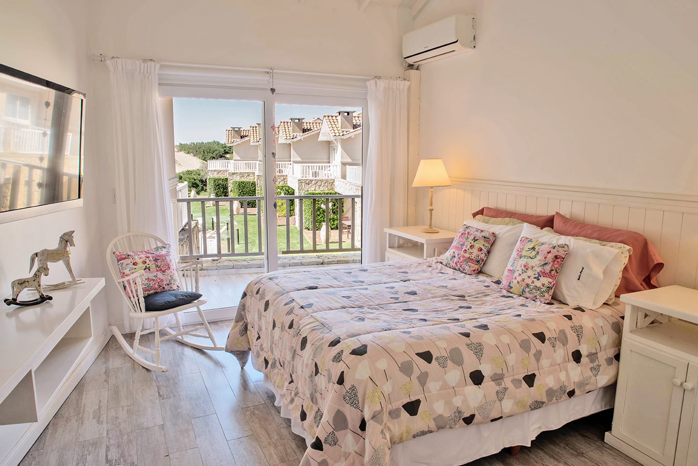 Dormitorio con balcón, unidad 9.